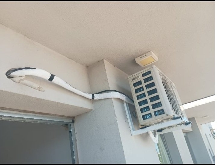 Instalación profesional de unidad exterior de aire acondicionado split en un balcón de Rosario