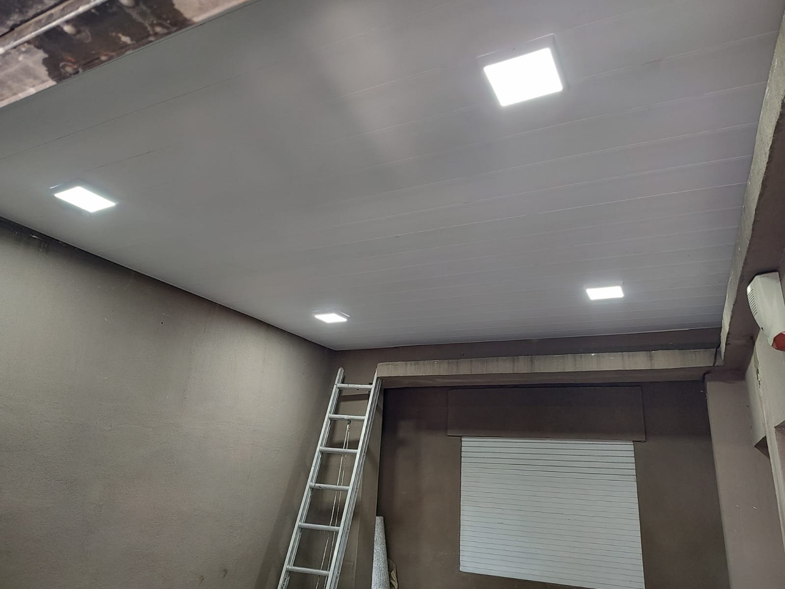 Colocación de cielorraso suspendido de PVC con paneles LED empotrados en una reforma de albañilería en Rosario