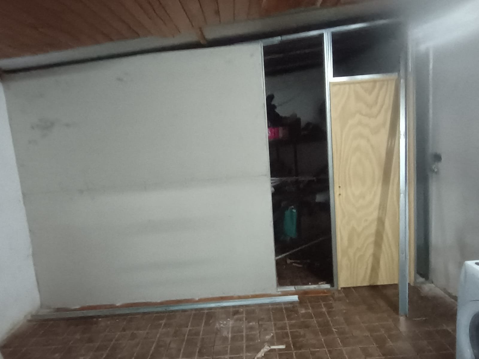 Pared divisoria de Durlock completamente emplacada, masillada y lista para pintar en una vivienda de Rosario