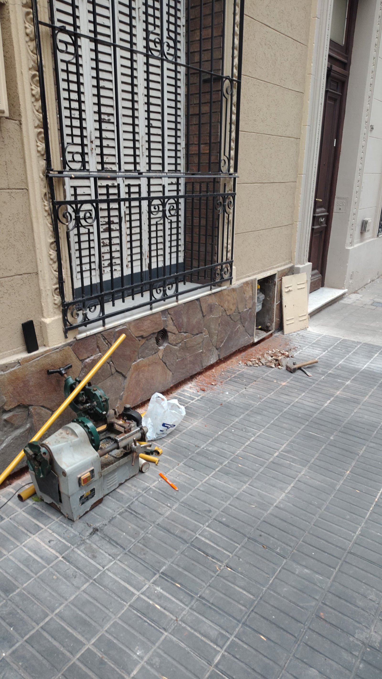 Obra de adecuación reglamentaria de nicho de gas y recambio de prolongación domiciliaria en vereda de Rosario