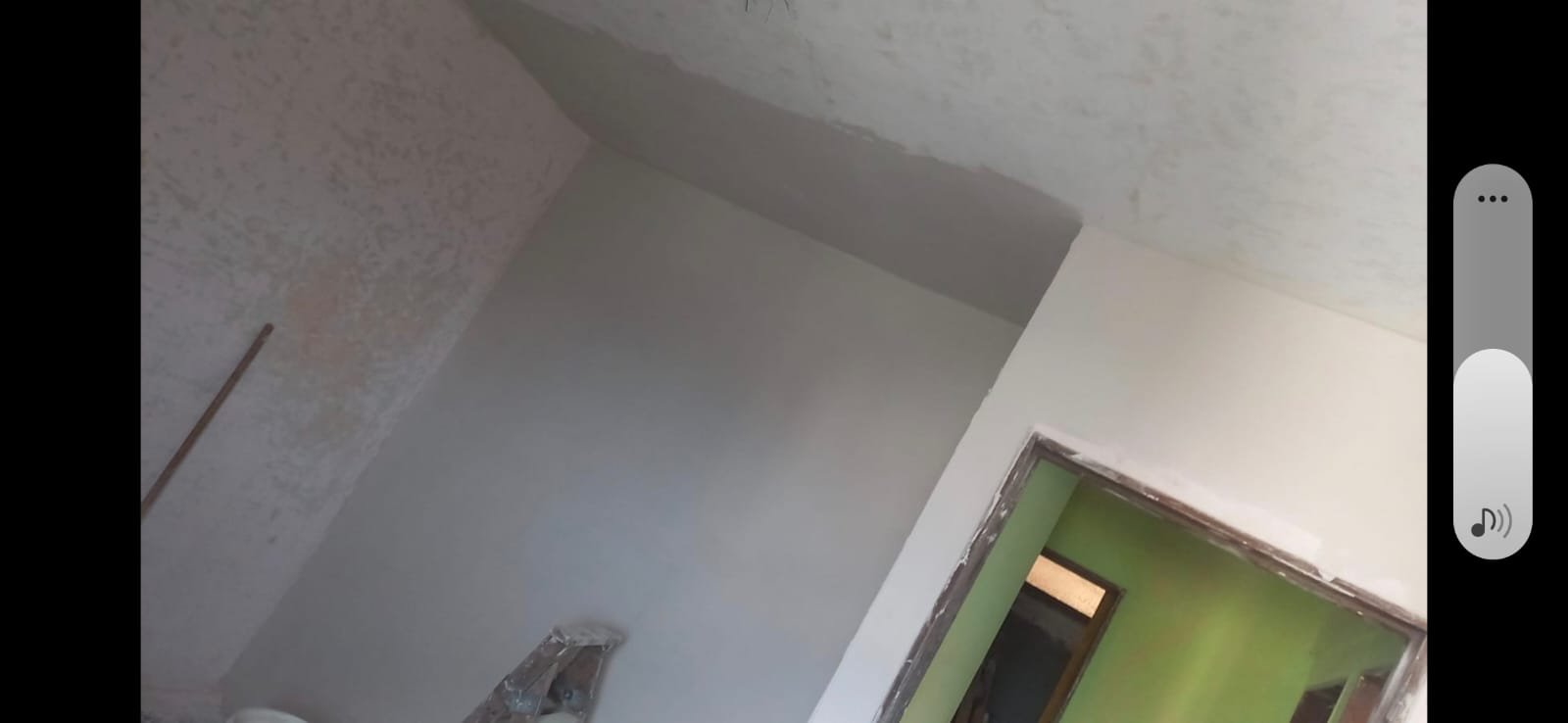 Preparación de superficies en interior residencial con masillado y base de pintura imprimación