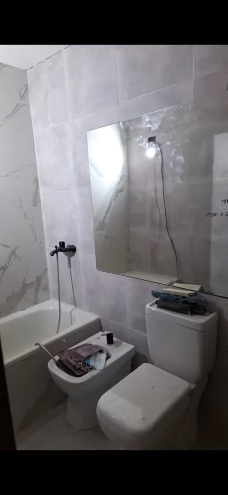 Instalación de sanitarios modernos, bidet, inodoro y grifería completa en remodelación de baño